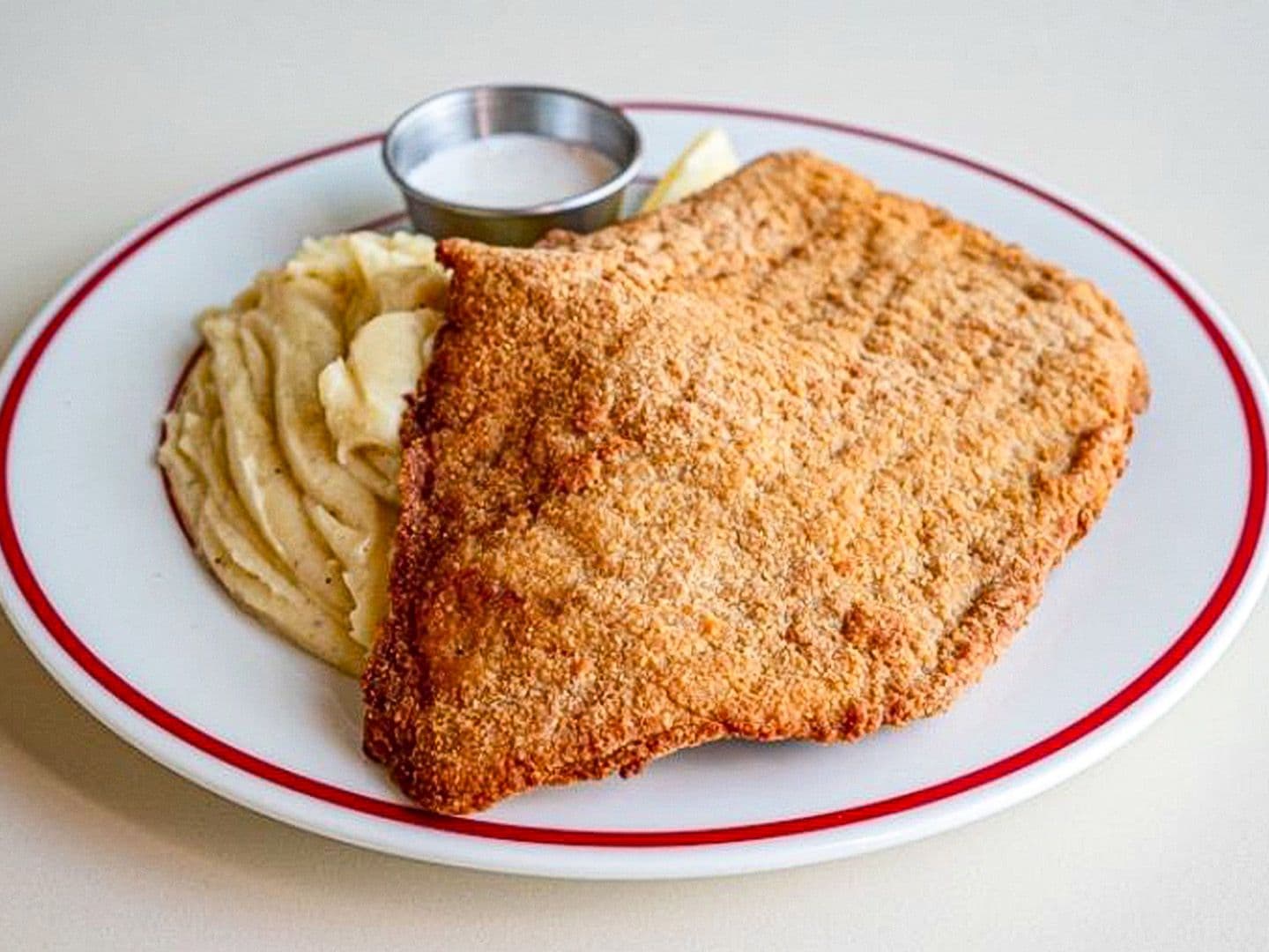 Imagen de Milanesa con puré (o ensalada)